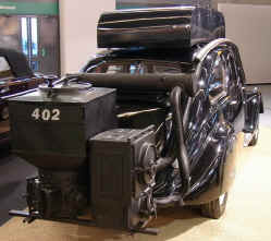 Peugeot mit Holzvergaser, 15 kg Holz für 100 km