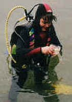 T�chterchen in a...kaltem Wasser