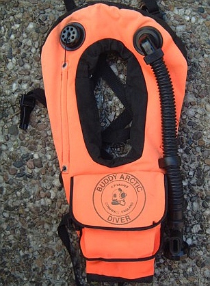 Gefaltete Rettungsweste f�r minimales Volumen