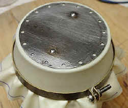 eingespannter Gummi mit aufgeklebter Scheibe