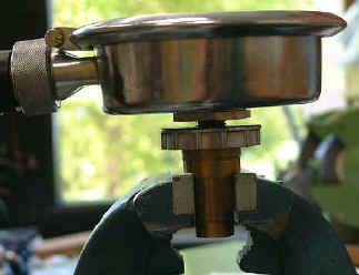 Reglerhalterung im Schraubstock