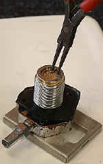 Sprengring f�r den Luftfilter mit kleiner Spitzzange entnehmen