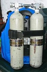 Mit Flaschengurt angebunden