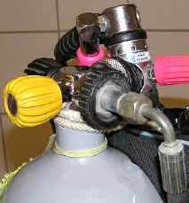 Anschluss der HD-Verl�ngerung an der Flasche auf dem R�cken