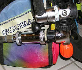 Ventil mit 1. Stufe neben rechter Jacket-Tasche